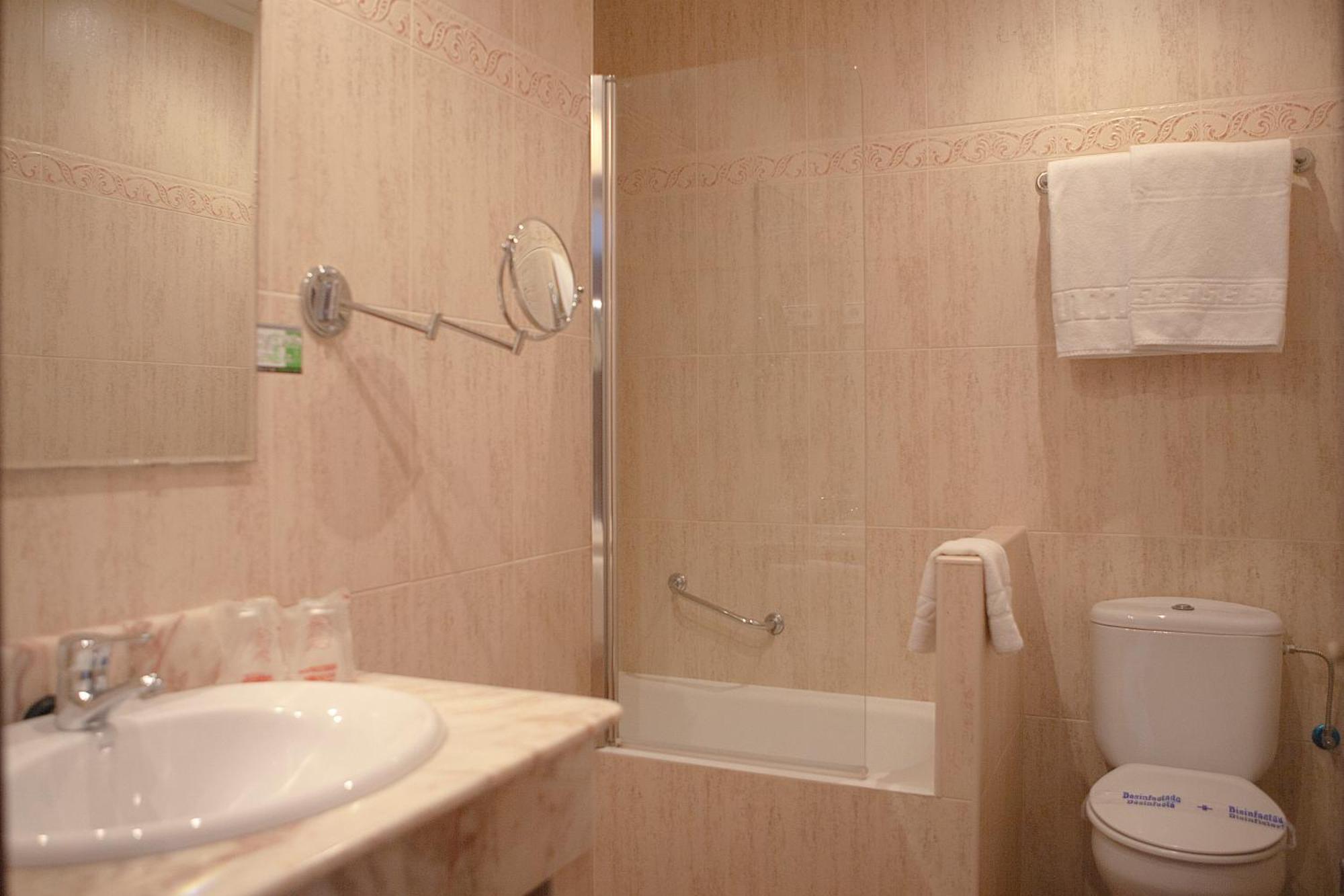 Hotel Josein كوميلاس المظهر الخارجي الصورة